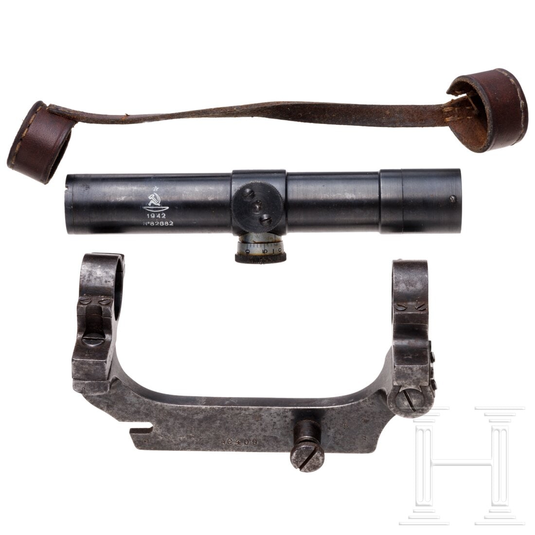 A Russian Scope PU and Scope Mount PEM: A Russian Scope PU and Scope Mount PEMZF PU optisch und mechanisch in gutem, gebrauchsfähigem Zustand, Verstellungen einwandfrei gängig. Markiert mit Hammer, Sichel-Logo, 1942, Nr. 82682, Brünierun