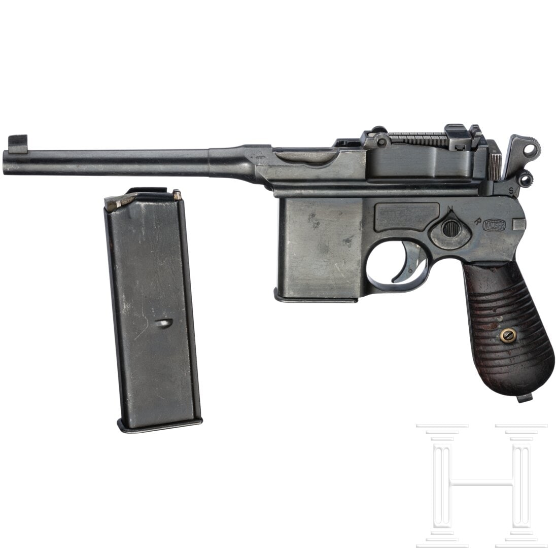 A Mauser C96, Mod. 1932/712: A Mauser C96, Mod. 1932/712Cal. 7,63mmMauser, SN. 88008, nummerngleich. Blanker Lauf, Länge 133 mm. Zehnschüssig. Beschuss Doppelkrone mit "U". Visier skaliert 50 - 1000. Wahlhebel zwischen Einzel- 