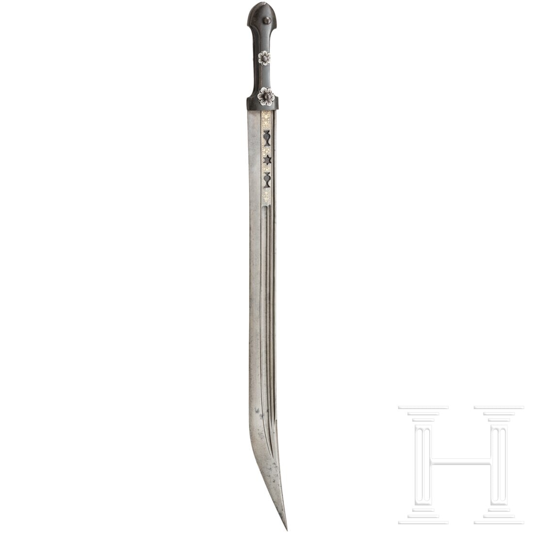 A Persian quadarra with gold-inlaid wootz blade, 19th century: A Persian quadarra with gold-inlaid wootz blade, 19th centuryMehrfach gekehlte Wootzklinge mit kräftigem Rücken und zweischneidiger Spitze. Fein goldtauschierter Dekor mit terzseitiger Floraldarstel