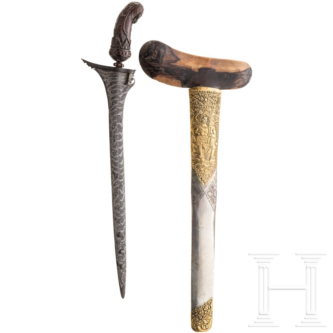 A stone-decorated Balinese keris, circa 1900: A stone-decorated Balinese keris, circa 1900Zweischneidige Rasenerzklinge mit schönem Pamor, geschnittener Wurzel und steinbesetztem Mendhak. Geschnitzter Holzgriff in Form des Kocet-Kocetan. Wrangka