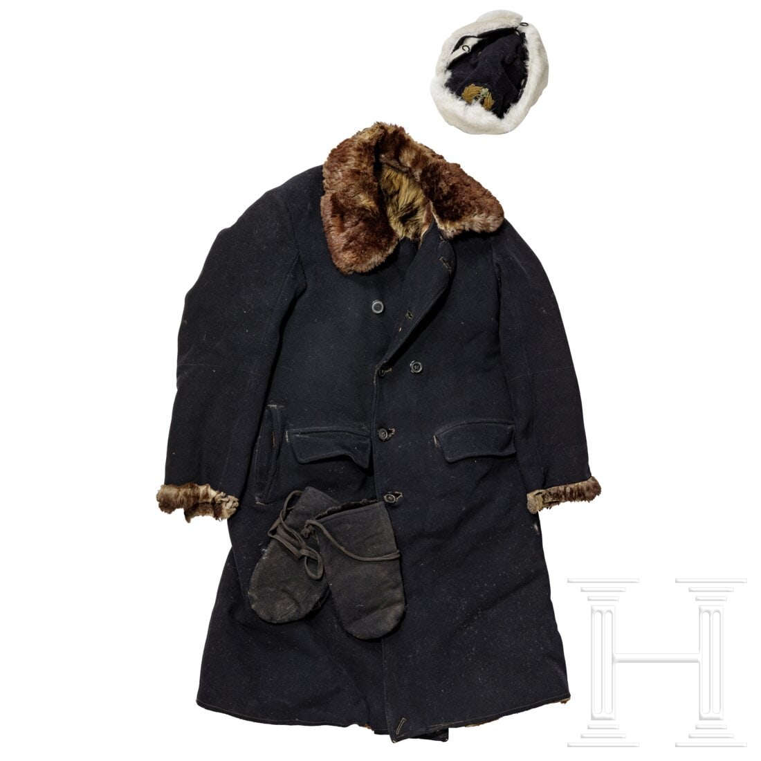 A winter cap and coat for officers of the navy: A winter cap and coat for officers of the navyMarineblaue Pelzmütze für Offiziere. Goldgesticktes Emblem mit aufgelegtem Anker und Blütensymbol. Seidenfutter, Öffnungen für die Ohren mit Knöpfen