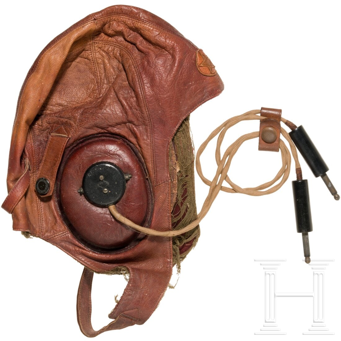 A cap of a pilot of the Imperial Japanese Army: A cap of a pilot of the Imperial Japanese ArmyBraunes Leder, stirnseitig aufgenähter Stern, khakifarbenes Tuchfutter (geschlissen), zwei lederne Ohrmuscheln mit Metalleinsätzen und Kopfhöreranschl�
