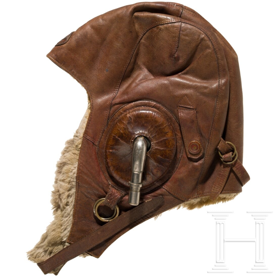 A cap of a pilot of the Imperial Japanese Army: A cap of a pilot of the Imperial Japanese ArmyBraunes Leder, stirnseitig aufgenähter Stern, helles Fellfutter, zwei lederne Ohrmuscheln, eine mit schwarzem Samteinsatz (alte Reparaturnaht) und metall