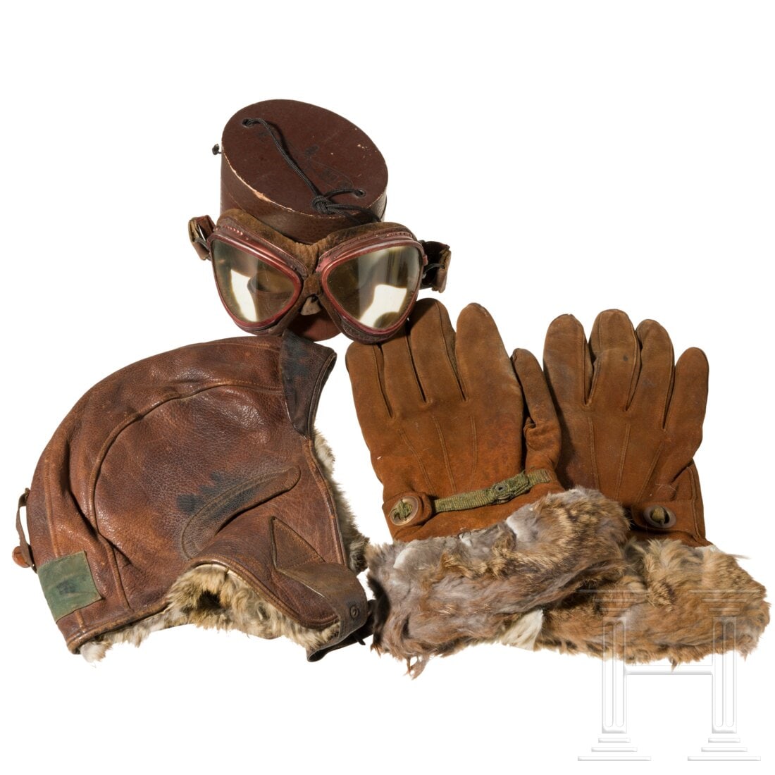 A Japanese naval pilot's cap, goggles and gloves, World War II: A Japanese naval pilot's cap, goggles and gloves, World War IIEine Winter-Fliegerhaube aus braunem Leder mit Futter aus hellbraunem Samt, eingefasst von grauem Fell. Stirnseitig aufgenäht ein beschri