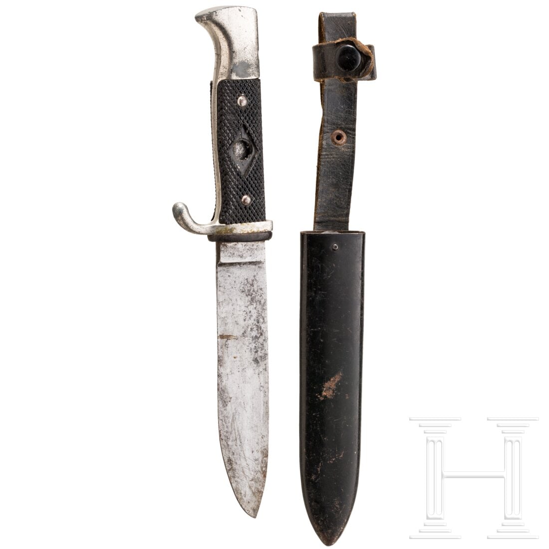 A HJ knife without motto, M7/1/40: A HJ knife without motto, M7/1/40Klinge ohne Devisenätzung, RZM-Codierung "M7/1/40" (Christianswerk Solingen, 1940), vernickeltes Zink-Griffstück, vernietete, gewaffelte schwarze Griffschalen, die H