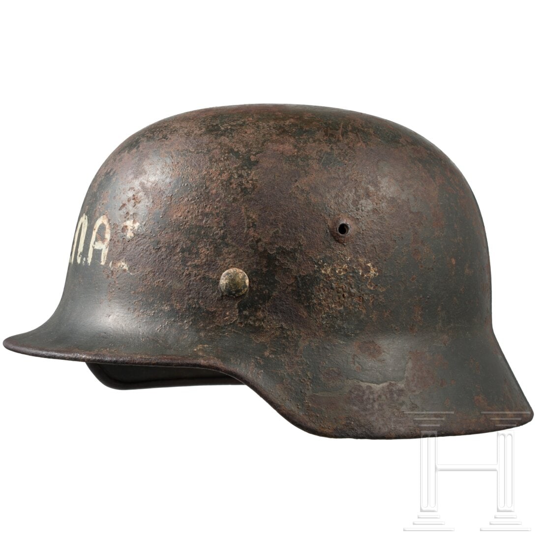 A German M 35 steel helmet, reused by the Greek Resistance/Army: A German M 35 steel helmet, reused by the Greek Resistance/ArmyDunkelgrün überstrichene, sichtlich flugrostige Glocke mit vs. heller Aufschrift, komplett mit deutschem Innenfutter (ausgetrocknet) un