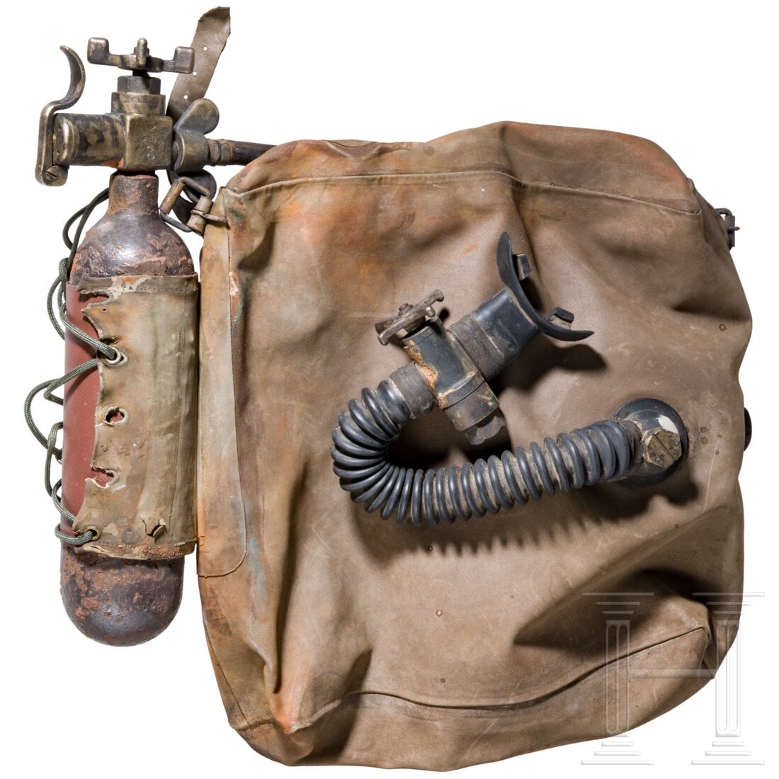 A diving equipment/diving rescuer of the Italian Navy: A diving equipment/diving rescuer of the Italian NavyOlivgrüner Gummibeutel mit Verschnürung und innenseitigem Tank, dieser mit Sechskantschraube und Schlauchanschluss mit Mundstück. Unten eine Tas
