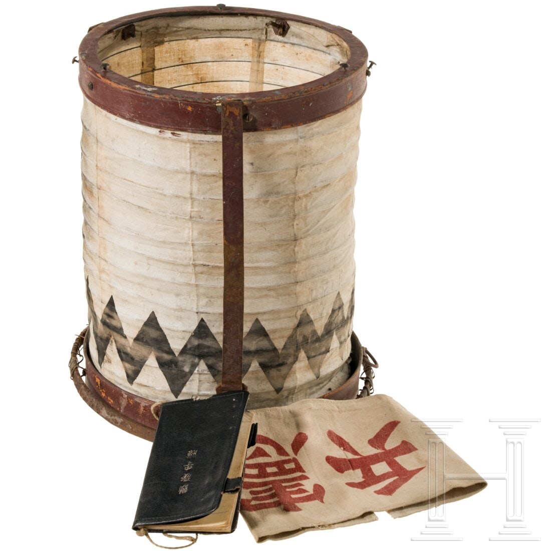 A Kempetai military police armband, a notebook and a Kempetai lantern, before 1945: A Kempetai military police armband, a notebook and a Kempetai lantern, before 1945Armband aus weißem Leinentuch (etwas fleckig) mit schauseitig aufgedruckten roten Schriftzeichen. Dazu ein kleines, i
