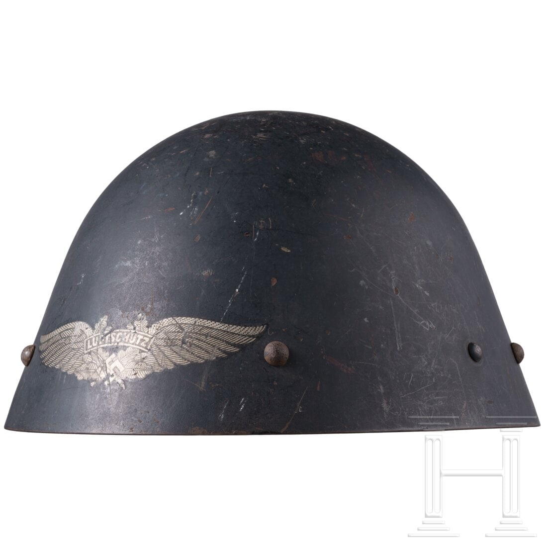 A Czech steel helmet M34, used by the Reichsluftschutzbund: A Czech steel helmet M34, used by the ReichsluftschutzbundTschechischer Stahlhelm M34, vom Reichsluftschutzbund übernommen, orig. Anstrich des Reichsluftschutzbunds, innen noch die ursprüngliche Far
