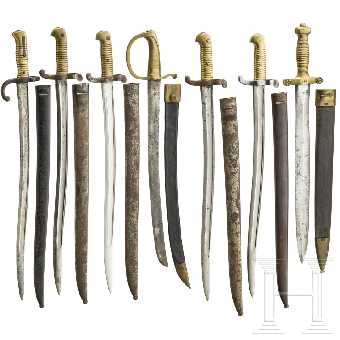 Seven French side arms, 19th century: Seven French side arms, 19th centuryFaschinenmesser M 1831 mit Gladiusklinge (fleckig), Herstellerstempel "Talabot Fs Paris" und "P.R" im Oval. Massives Buntmetallgefäß ("701"), schwarze Lederscheid