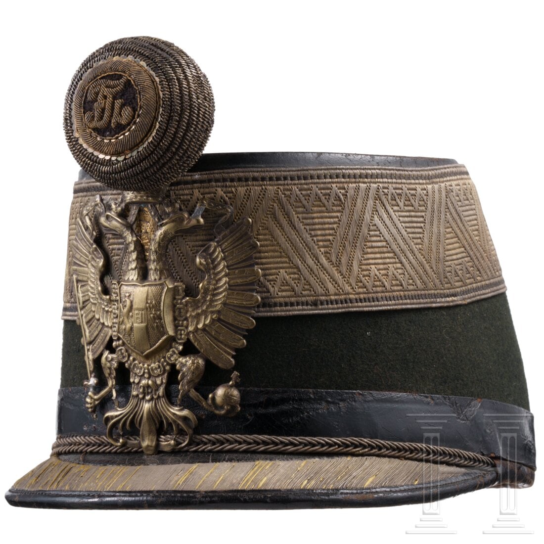 A shako for subaltern officers of the k.u.k. Infantry: A shako for subaltern officers of the k.u.k. InfantryKorpus mit schwarzem Tuch bezogen, Lederdeckel, umlaufende goldene Distinktionsborte (gedunkelt), lederner Schirm, daran goldene Stickerei. Doppela