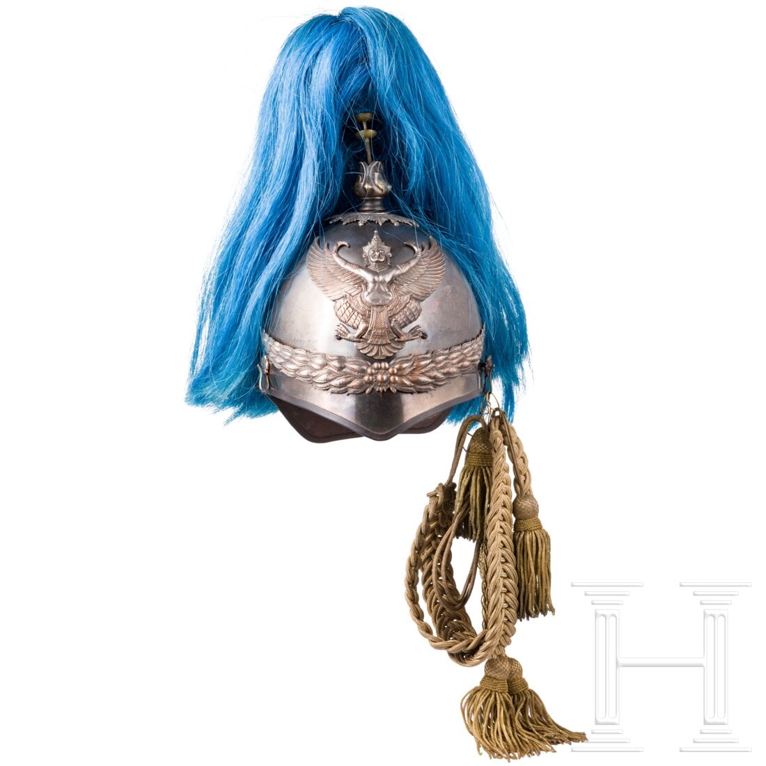 A helmet for riders of the Royal Guard, 19th/20th century: A helmet for riders of the Royal Guard, 19th/20th centuryGlocke aus versilbertem Metall (gedunkelt) mit spitzem Vorderschirm und eckigem Hinterschirm. Stirnseitig aufgelegtes Emblem von Thailand (Garu