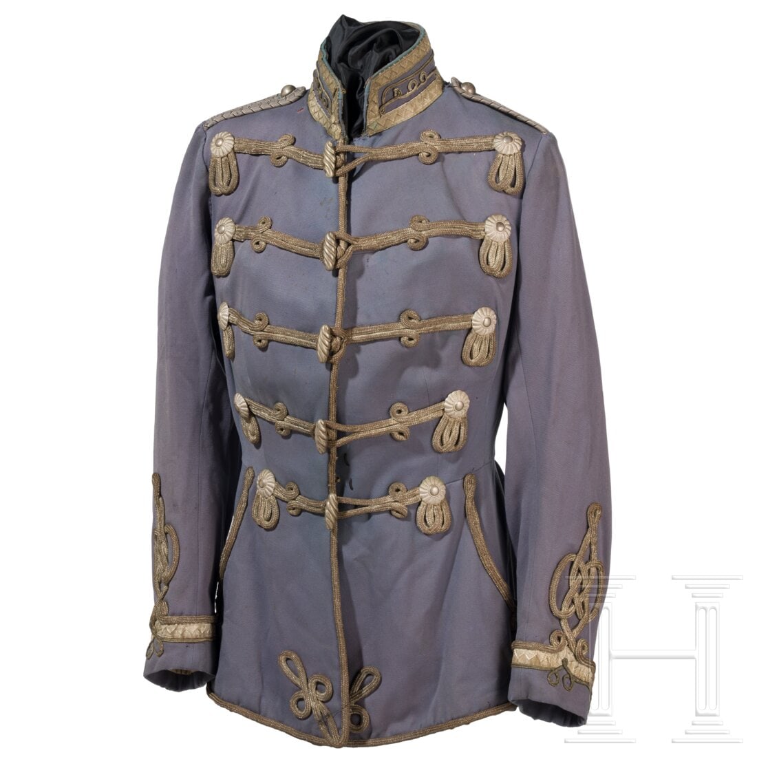 A grey attila, circa 1900: A grey attila, circa 1900Feines blaugraues Tuch in Köperbindung (kleine Möttenlöcher), silberne Verschnürungen, Rosetten und Knebel. Zwei Hüfttaschen. Silberner Tressenbesatz an Ärmelenden und S