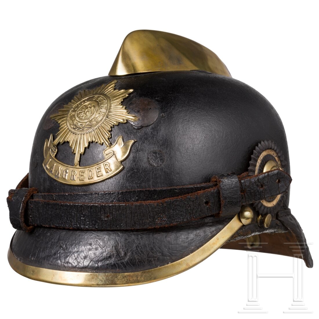 A helmet of a Prussian fire brigade, before 1918: A helmet of a Prussian fire brigade, before 1918Schwarz lackierte Lederglocke mit Messingbeschlägen. Lederkinnriemen, beide Kokarden aus Blech. Stirnseitig der Gardestern und Ortsbezeichnung "Langred
