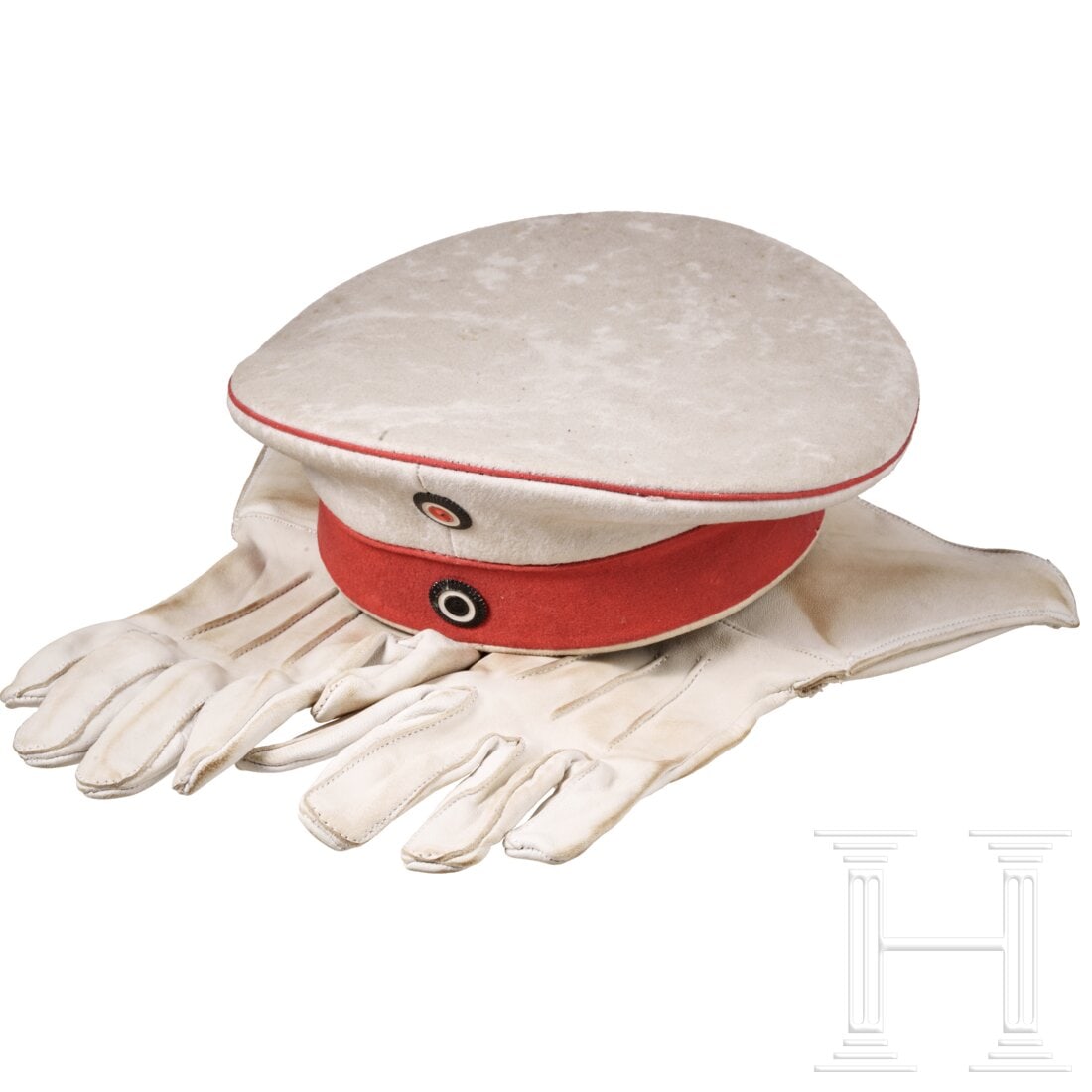 A field cap for Cuirassier Regiments Garde du Corps or No. 4 and a pair of leather gloves (1 of 7)