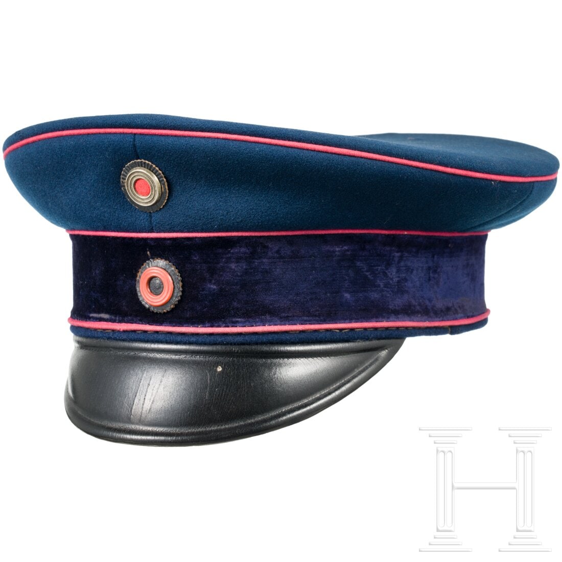 A visor cap for medical or veterinary officers or officials with officer's rank (1 of 4)