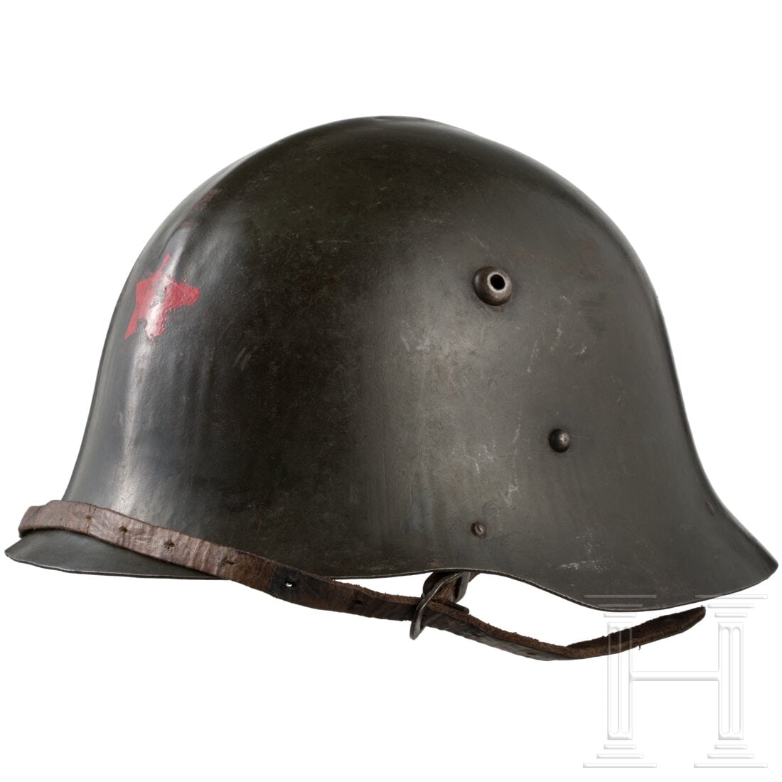 A helmet M 36 of the Bulgarian army, reused after the war: A helmet M 36 of the Bulgarian army, reused after the warEinteilige Eisenglocke ohne Randbördelung, mit Mittelgrat und zwei Belüftungsnieten, feldgrauer Originallackierung, zu 40 % erhaltenem Wappen