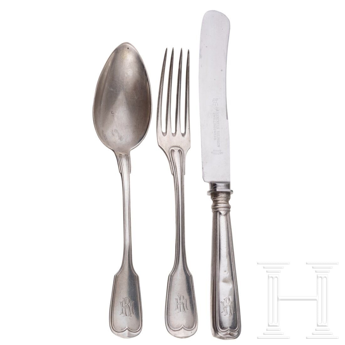Rudolf Hess - three pieces of his silver cutlery: Rudolf Hess - three pieces of his silver cutlerySilber und Stahl. Bestehend aus Speiselöffel, -messer und -gabel. Jeweils mit Feingehaltspunze "800". Die Messerklinge mit Herstellerbezeichnung "J.A, 