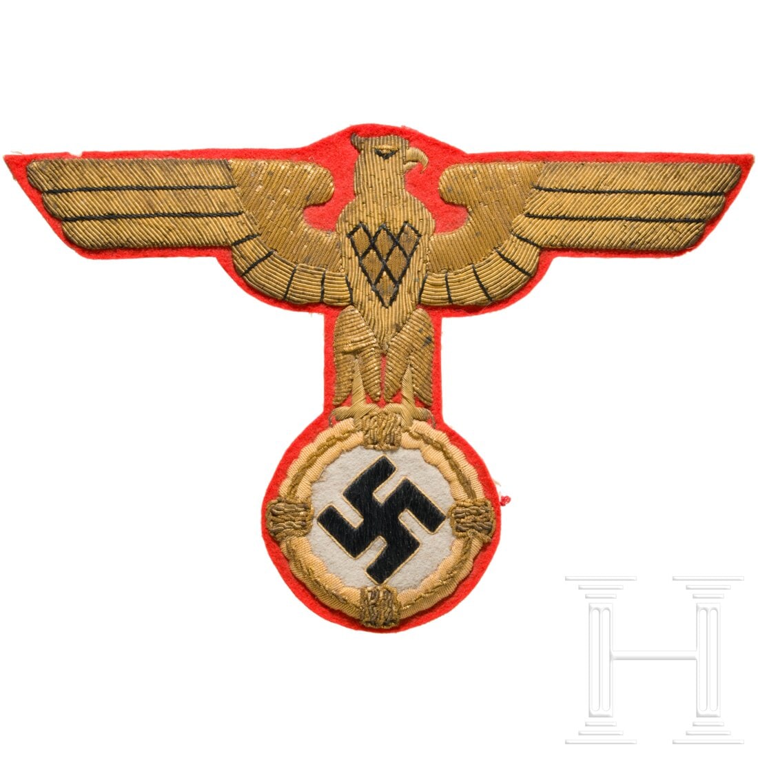 Adolf Hitler - his personal eagle for the funeral sash: Adolf Hitler - his personal eagle for the funeral sashFrühe goldgestickte Ausführung mit unterschiedlichen Gold- und Cellofäden sowie schwarz abgesetztem Gefieder auf feinem roten Tuch (mottig). Ma