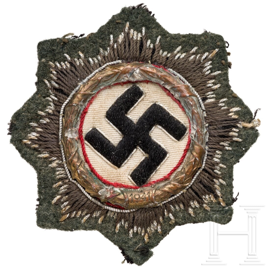 A German Cross in Gold, cloth type for Heer and Waffen-SS members: A German Cross in Gold, cloth type for Heer and Waffen-SS membersFeldgraue Tuchunterlage, Metallkranz, rückseitig mit Papierabdeckung, von der Uniform abgetrennt, Alters- und Tragespuren.Condition: I