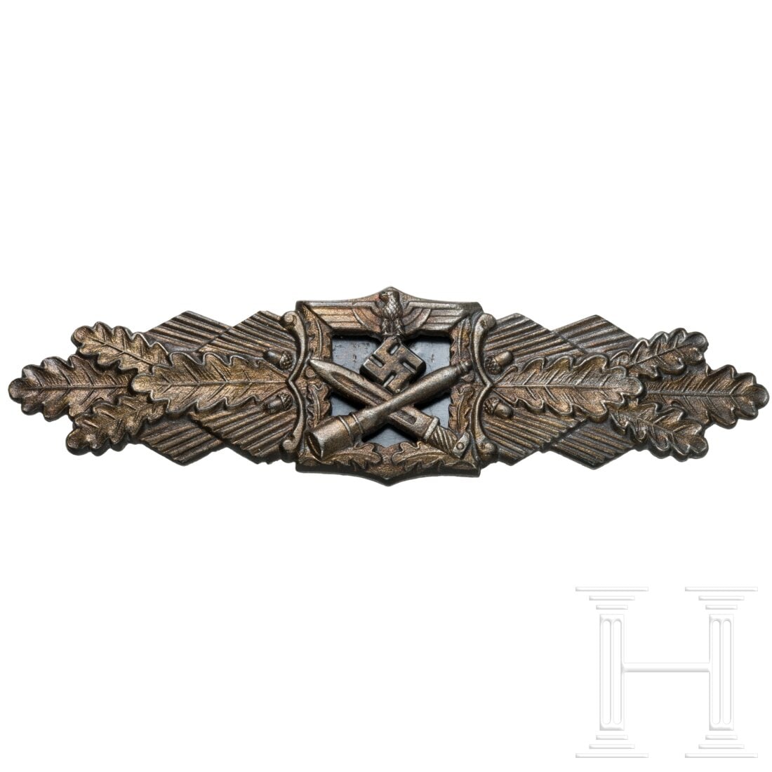 A Close Combat Clasp in Bronze made by JFS in Gablonz: A Close Combat Clasp in Bronze made by JFS in GablonzFeinzinkausführung mit zweifach vercrimptem, brüniertem Eisenplättchen, rs. verchrimpte und bauchige eiserne Horizontalnadel sowie reliefiertes 
