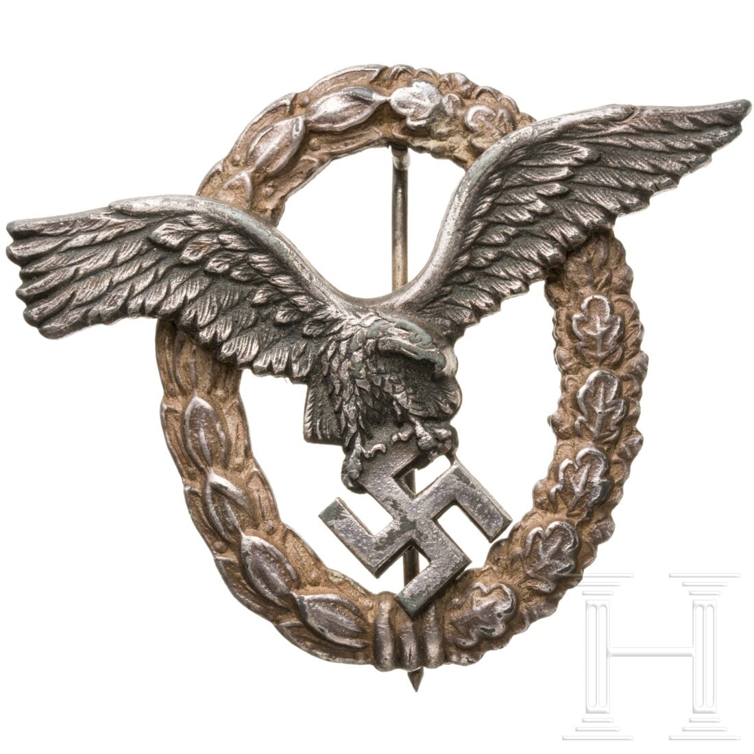 A pilot’s badge made by Brüder Schneider in Vienna: A pilot’s badge made by Brüder Schneider in ViennaFeinzinkausführung, der versilberte Kranz mit rs. vertikaler Drahtnadel an Blechscharnier, der vernietete, dunkel patinierte Adler mit rs. punzier