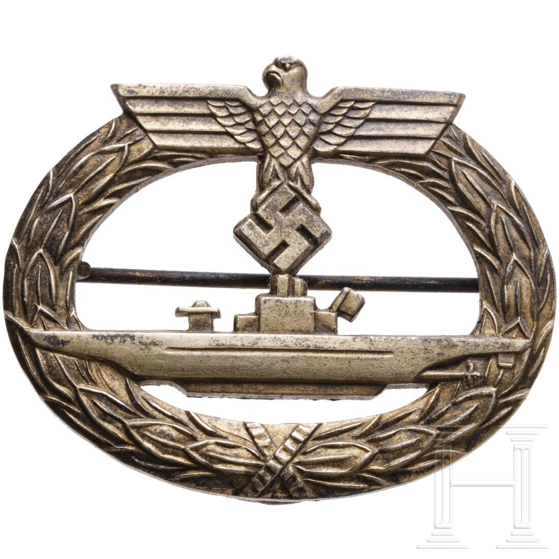 A U-boat war badge made by Orth in Vienna: A U-boat war badge made by Orth in ViennaVergoldete Feinzinkausführung mit rs. horizontaler eiserner Drahtnadel an stehendem Blechscharnier und Herstellerkürzel "f.o.".Condition: II
