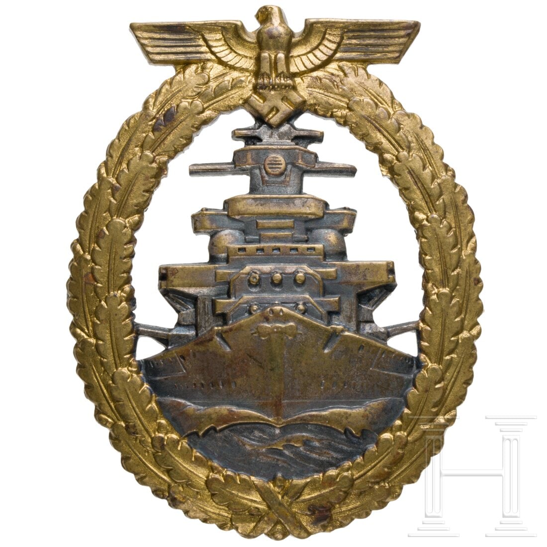A high seas fleet war badge made by Schwerin in Berlin: A high seas fleet war badge made by Schwerin in BerlinFrühe Buntmetallausführung, dunkel patiniert, vs. teils vergoldet mit polierten Details, rs. mit bauchiger Vertikalnadel und reliefiert "Fec. Ad