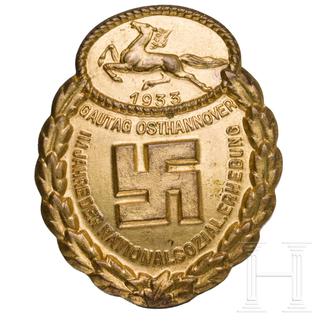 A Gau Honor Badge East Hanover in Gold: A Gau Honor Badge East Hanover in GoldMassive, vergoldete Buntmetallausführung mit rückseitig vertikaler Broschierung. querliegender Sicherheitsnadelbroschur. Sehr seltenes Ehrenzeichen. Breite 42,1