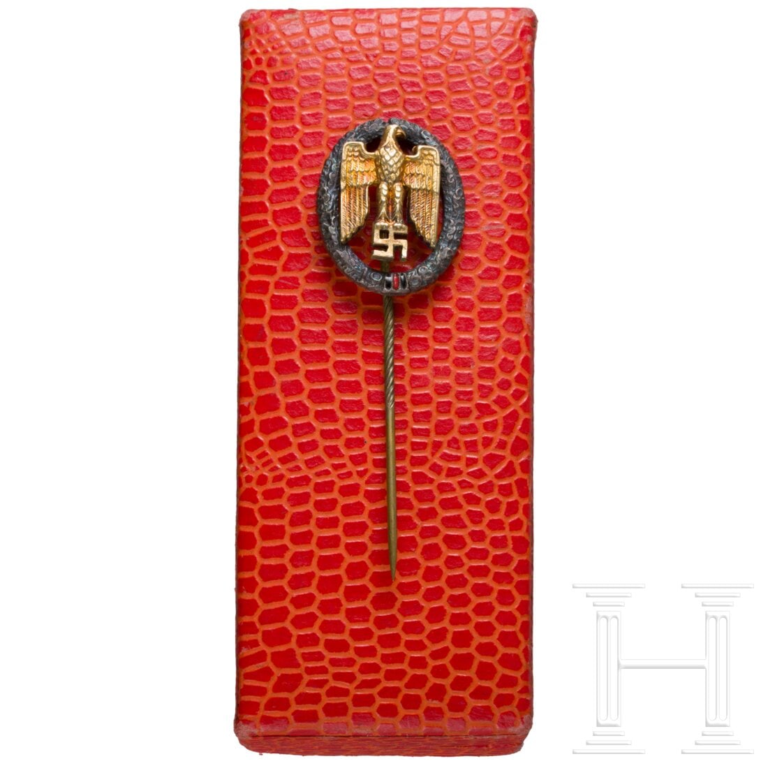 A 22 mm miniature pin of the Gau Honor Badge Sudetenland: A 22 mm miniature pin of the Gau Honor Badge SudetenlandDer dunkel patinierte Kranz mit unterseitiger schwarz-rot-schwarz emaillierter Kranzschleife in den Farben des Sudetenlandes, vernieteter golden