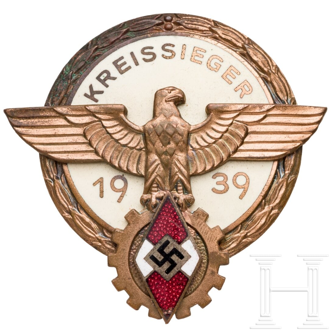 A Kreissieger Badge 1939, H. Aurich Dresden: A Kreissieger Badge 1939, H. Aurich DresdenFertigung aus Buntmetall, teils emailliert, keine Absplitterungen, rückseitig mit Hersteller "H. Aurich Dresden", guter Zustand.Condition: II +
