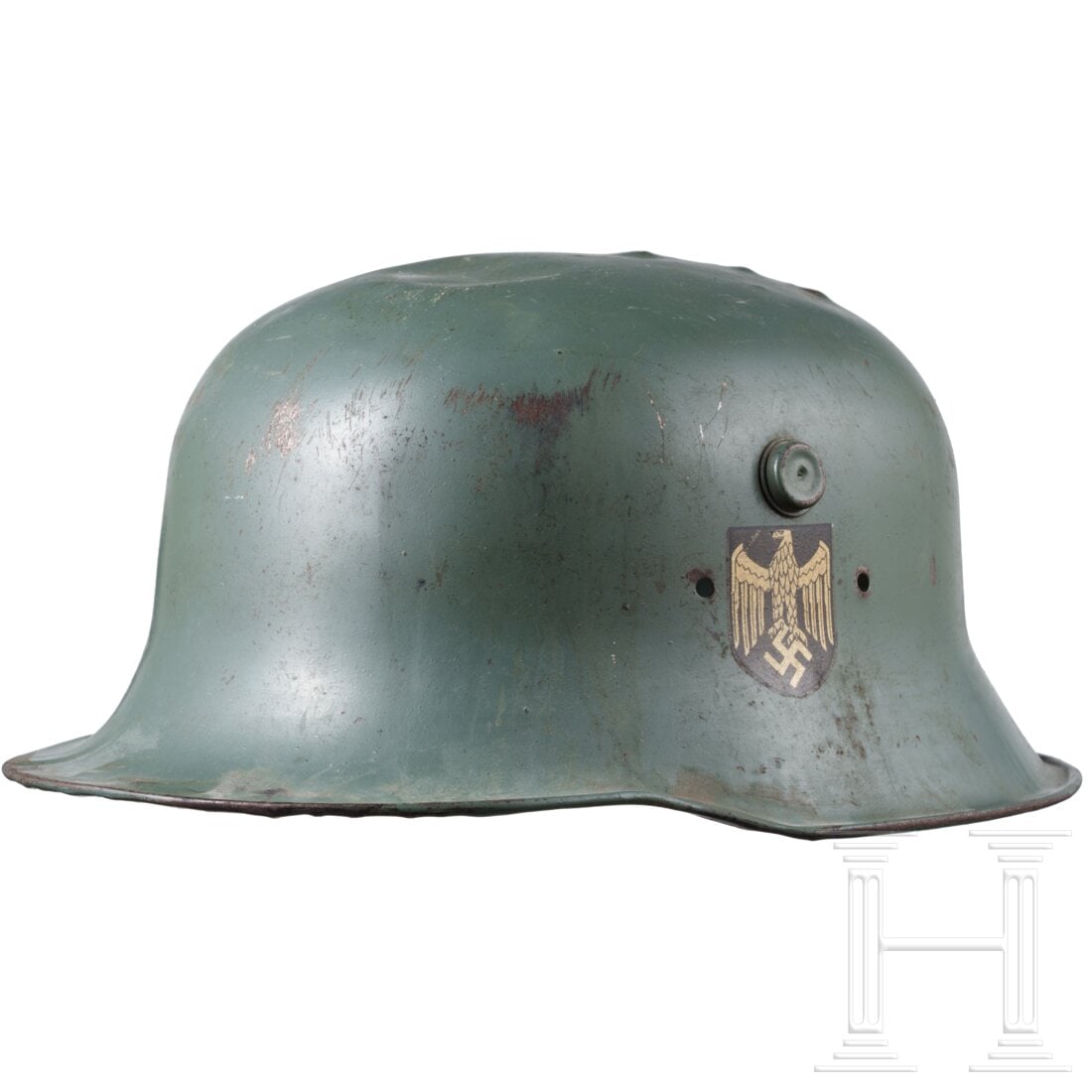 An army helmet model M 18/34 for children: An army helmet model M 18/34 for childrenGrünlich lackierte Eisenglocke mit eingenieteten Belüftungsbolzen, umgebördeltem Rand und zu über 90 % erhaltenem Adler- (goldfarben? Marine?) und National