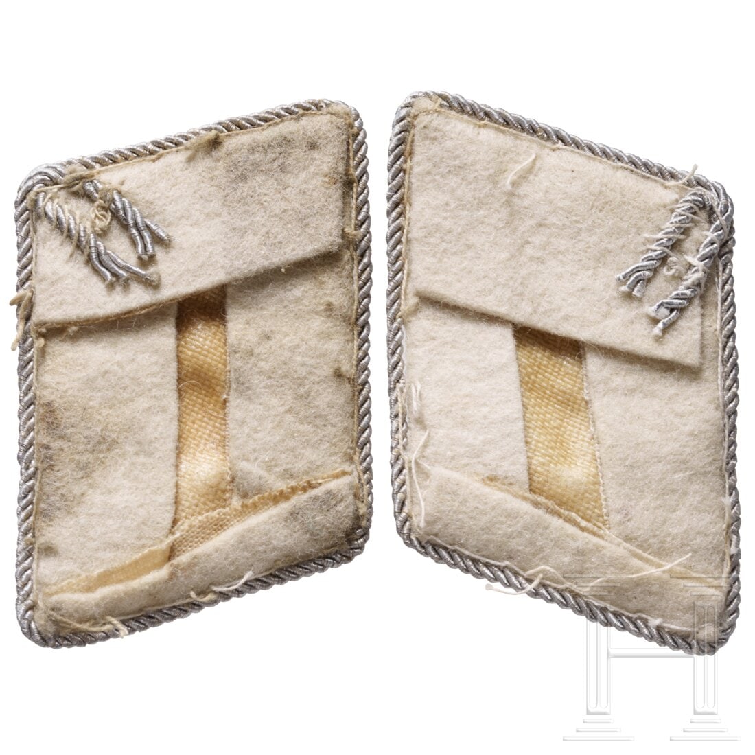 A pair of collar patches for a captain of the "Hermann Göring" division: A pair of collar patches for a captain of the "Hermann Göring" divisionFeines weißes Abzeichentuch mit silbernen Rangstickereien und Kordeleinfassung. Rs. Kleberspuren.Condition: II +