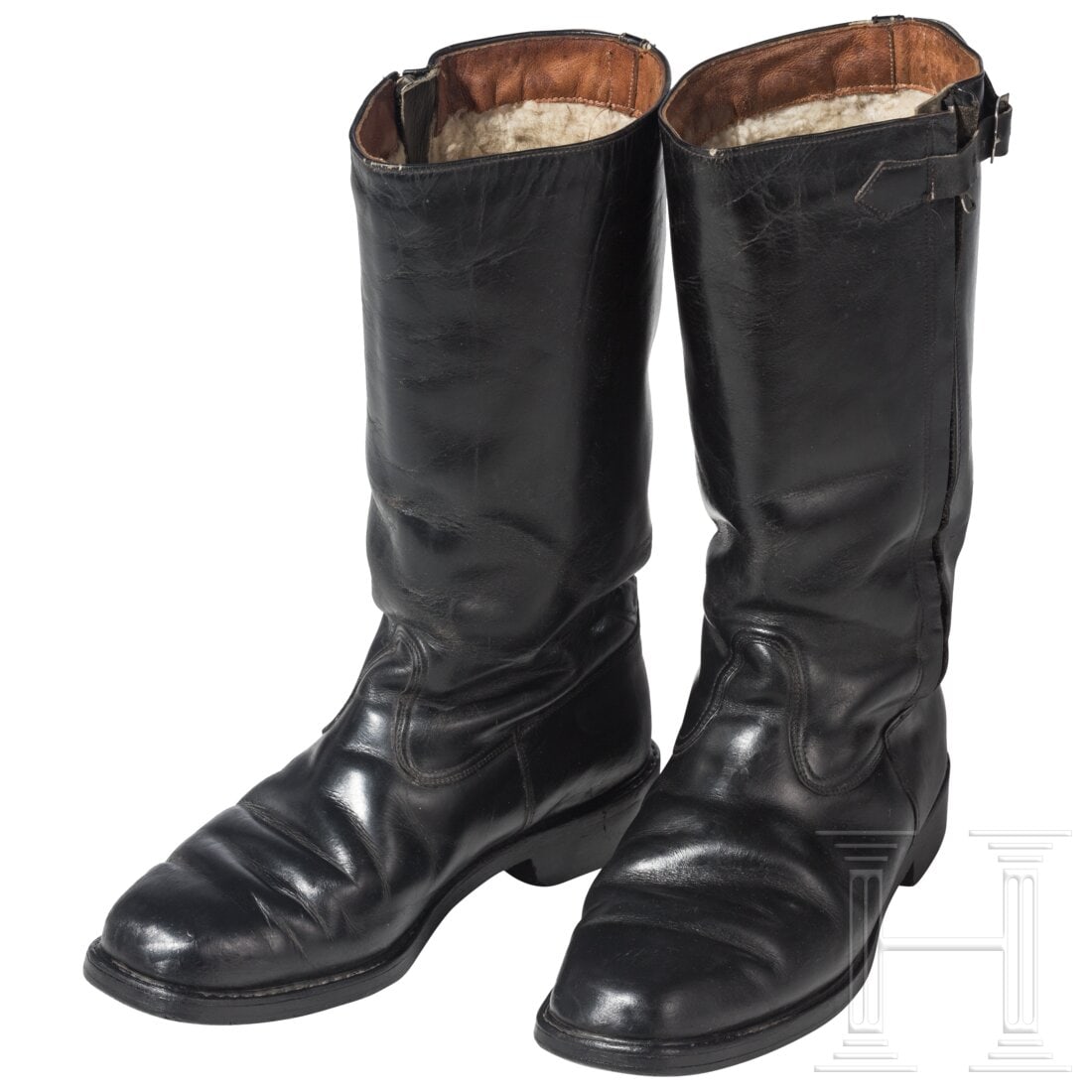 A pair of aviation boots: A pair of aviation bootsDurchgehend aus schwarzem Glattleder (nachgefettet) mit innenseitig hellem gewachsenen Pelz und Zipp-Metall-Reißverschlüssen, Marschriemen fehlt, nachbesohlt. Condition: II