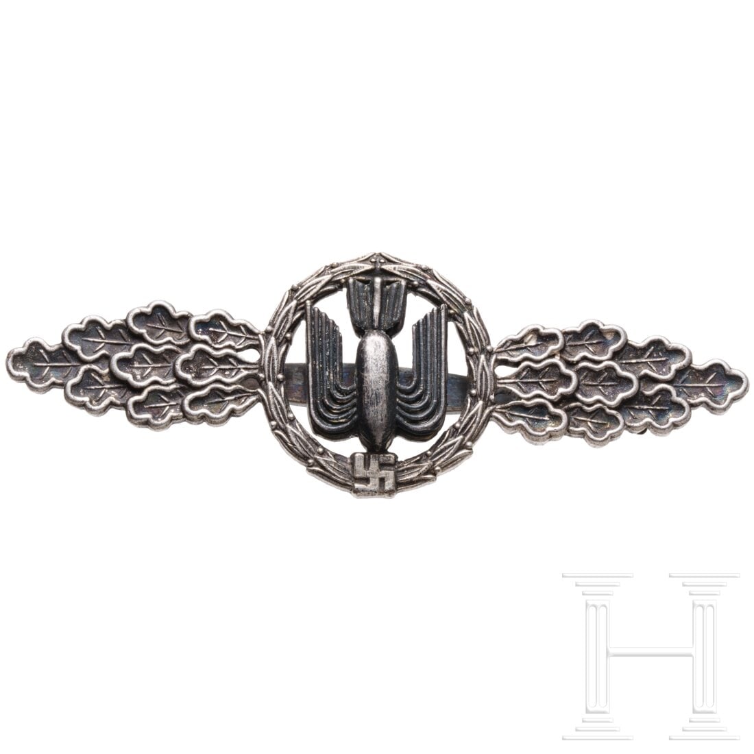 A Luftwaffe Bomber's Operational Flying Clasp in silver: A Luftwaffe Bomber's Operational Flying Clasp in silverWeißes Metall, versilbert. Im Zentrum aufgenietete, stilisierte Bombenauflage, rs. mit bauchiger Horizontalnadel und Hersteller "CE Juncker Berl