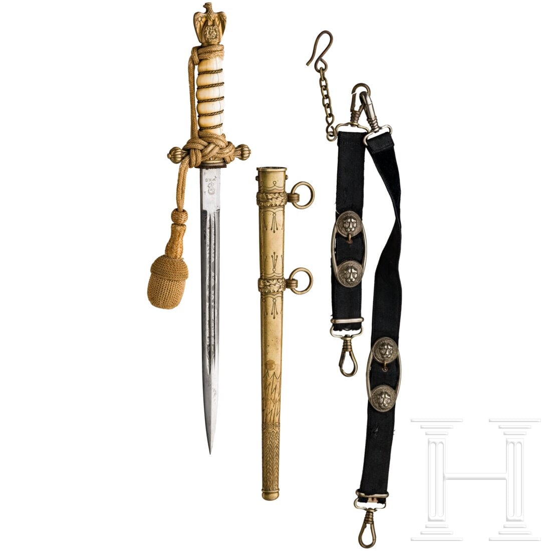 A dagger M 38 for navy officers made by WKC in Solingen: A dagger M 38 for navy officers made by WKC in SolingenDie Klinge mit beidseitigen maritimen Zierätzungen und terzseitig punzierter Ritterkopfmarke. Vergoldeter Adlerknauf und Parierstange mit ergän