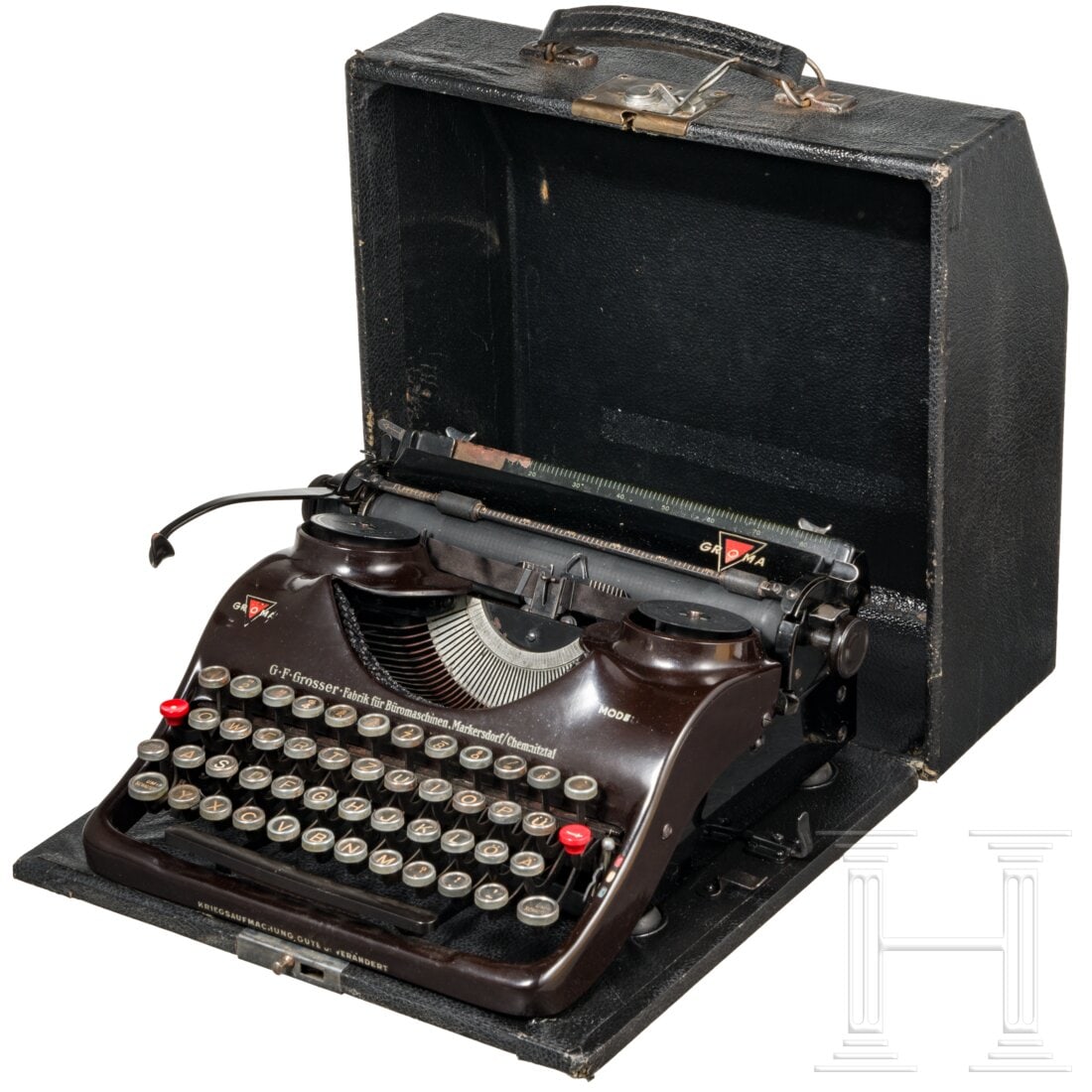 An SS typewriter type "Erika 5": An SS typewriter type "Erika 5"Portable Ausführung der Firma G. F. Grosser, Markersdorf. Schwarz lackiert mit silbergrauer Aufschrift und dem Hinweis "Kriegsaufmachung - Qualität unverändert". Die