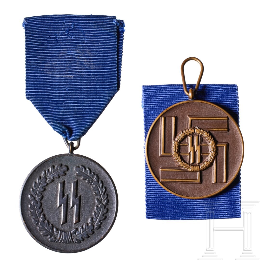 A Pair of SS Long Service Awards: A Pair of SS Long Service AwardsA SS Long Service Medal for 4 years service, blackened finish, obverse of SS runes within wreath, teardrop shaped suspension ring, blue ribbon. Diameter ca. 37 mm. Weig