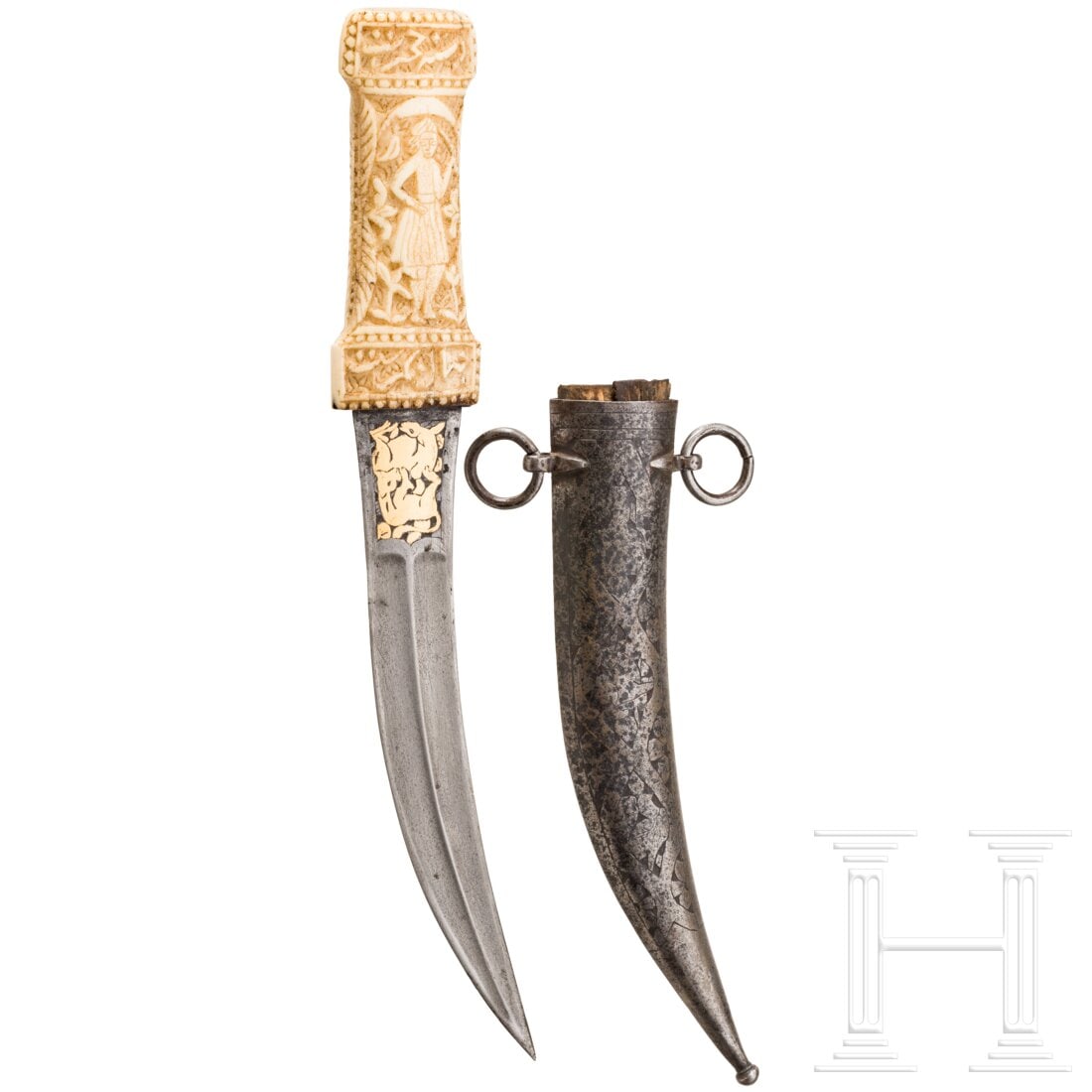 A Persian khanjar with walrus ivory handle, circa 1800: A Persian khanjar with walrus ivory handle, circa 1800Leicht gekrümmte, zweischneidige Klinge mit beidseitigem Mittelgrat. Am Klingenansatz beidseitig gravierte und goldtauschierte Szene: ein Panther