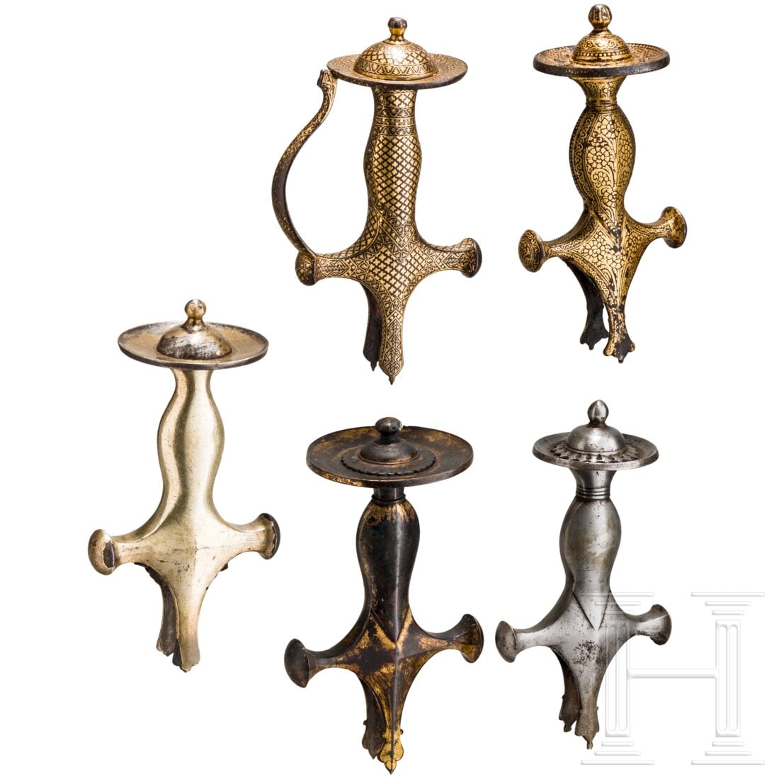 Five Indian tulwar hilts, circa 1800: Five Indian tulwar hilts, circa 1800Unterschiedliche Exemplare aus Eisen und Bronze. Zwei eiserne Griffe mit feiner ornamentaler Goldtauschierung (kleine Defekte). Ein eiserner Griff mit ganzflächige