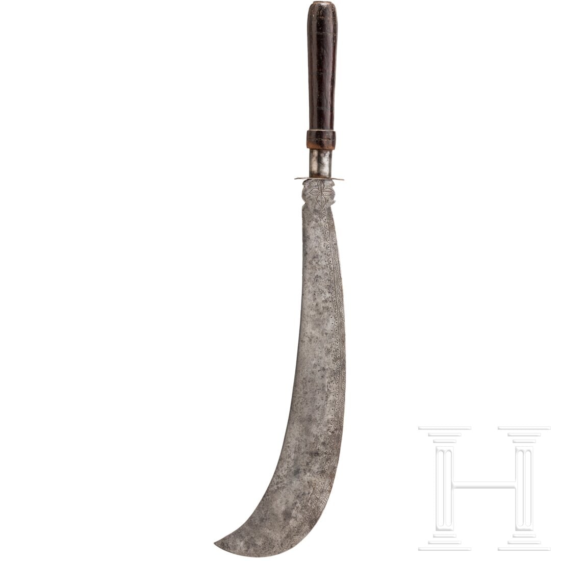 A chopping sword (moplah), Malabar, 19th century: A chopping sword (moplah), Malabar, 19th centurySchwere Rückenklinge mit leicht nach innen gekrümmter Schneide. Rechteckige Parierscheibe mit vier Lochungen, eiserne Griffzwinge mit gestuftem Hartho