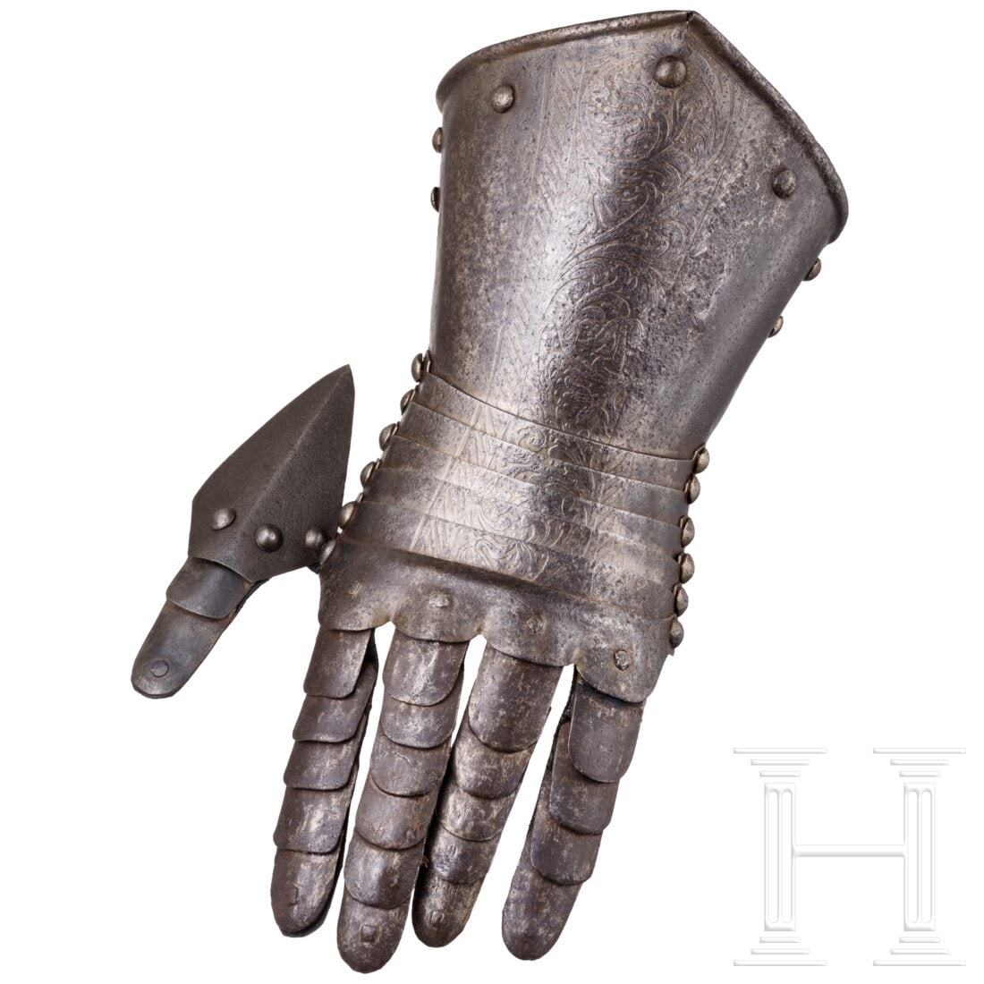 An Italian left armoured gauntlet with etched decoration, circa 1600: An Italian left armoured gauntlet with etched decoration, circa 1600Vierfach geschobener Handrücken, Knöchelleiste mit anhängenden Fingerschuppen. Das Daumenblech und die anhängenden Schuppen erg�