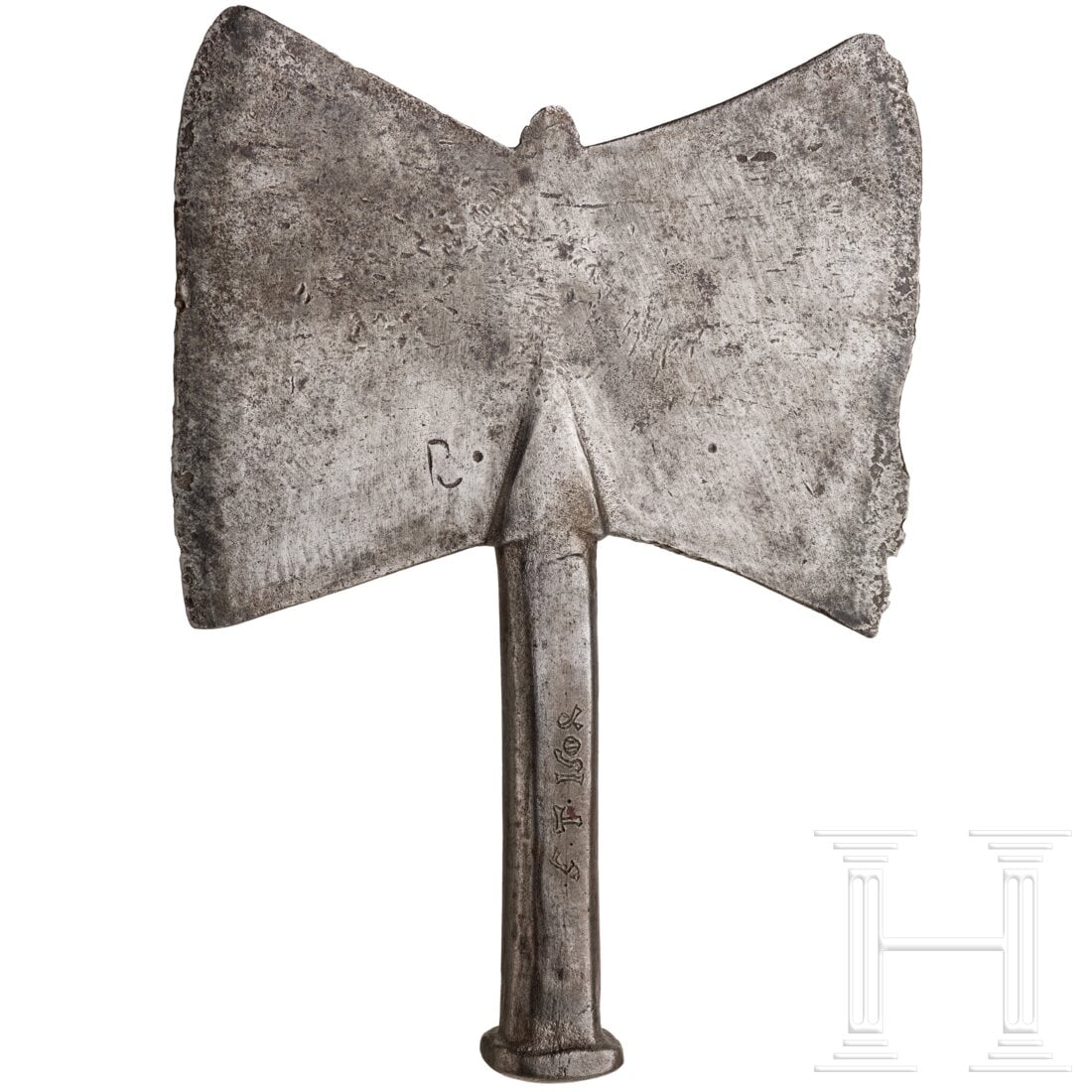 An German iron butcher's hatchet, 16th/17th century: An German iron butcher's hatchet, 16th/17th centuryEinteilig geschmiedetes Werkzeug, der Doppelkopf mit beidseitig kräftigen Beilklingen. Einseitig geschlagene Schmiedemarke. Kurzer achtkantiger Scha