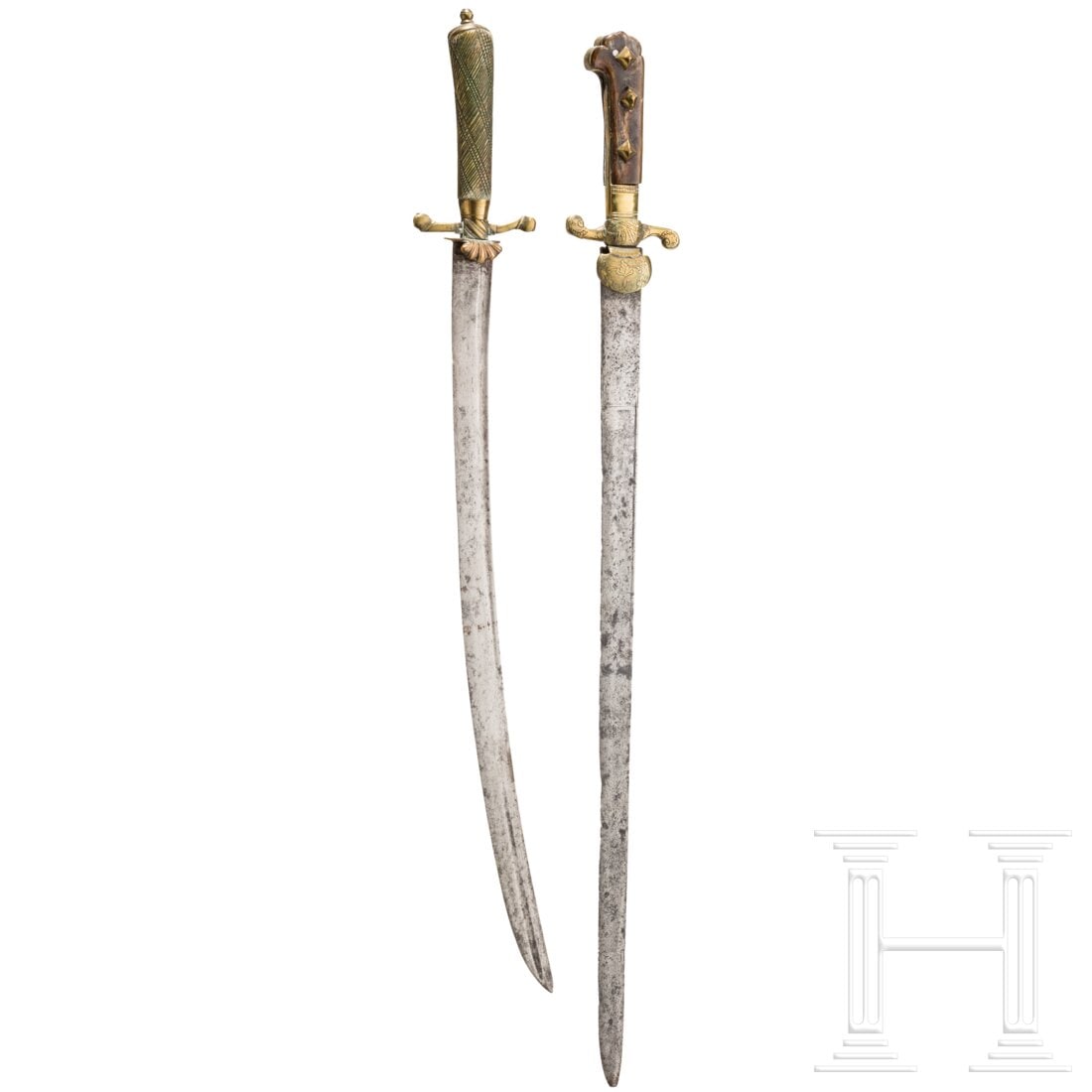 Two German hunting hangers, 18th century: Two German hunting hangers, 18th centuryJagdplaute mit leicht gekrümmter Klinge. Zweischneidige Spitze, beidseitig flacher Hohlschliff. Messingparierstange mit muschelförmigem Stichblatt. Fein gewaf