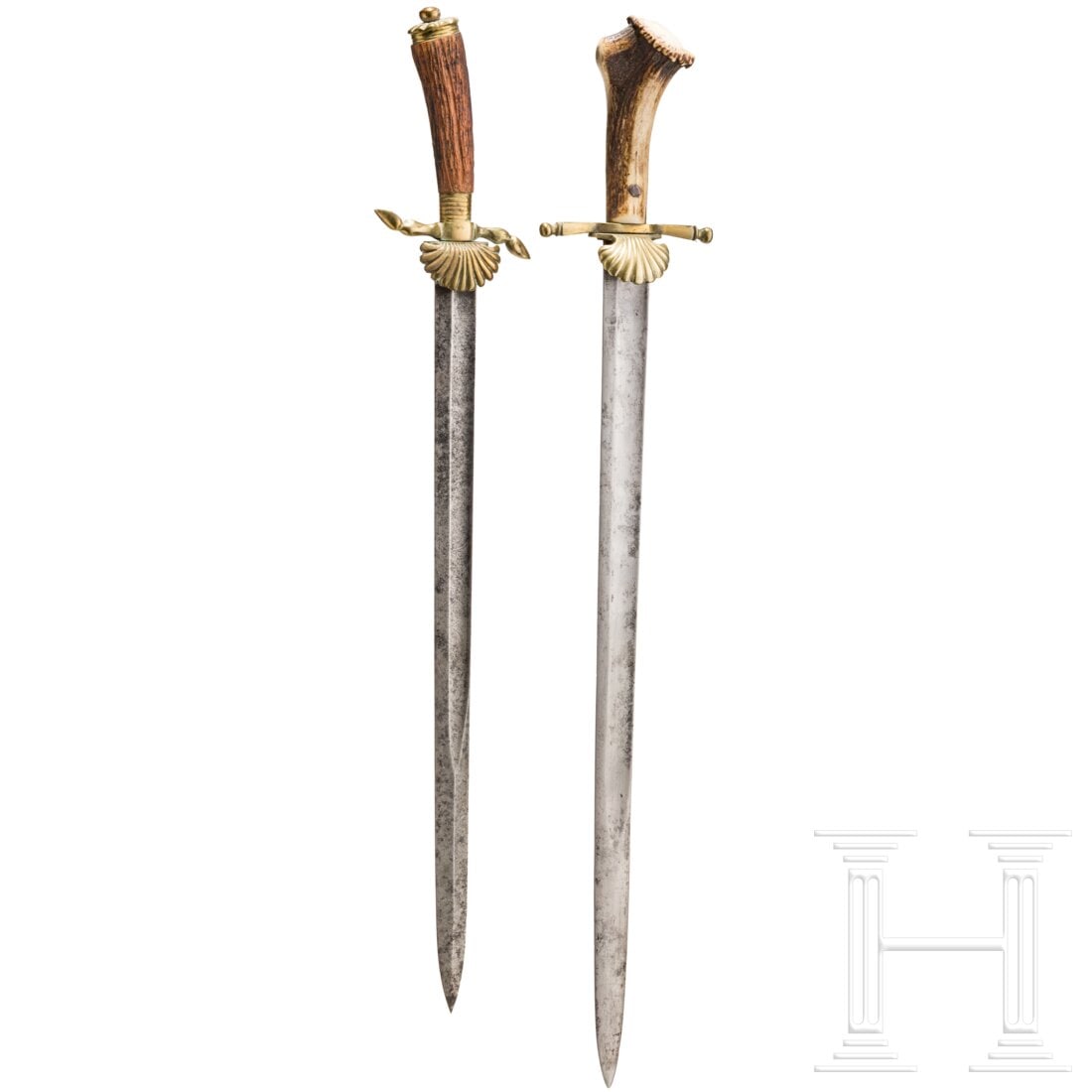 Two German hunting hangers, mid-19th century: Two German hunting hangers, mid-19th centuryUnterschiedliche Exemplare mit beidseitig gekehlten Rückenklingen, eine Klinge mit Resten von feiner Zierätzung. Parierstangen aus Messing mit muschelför