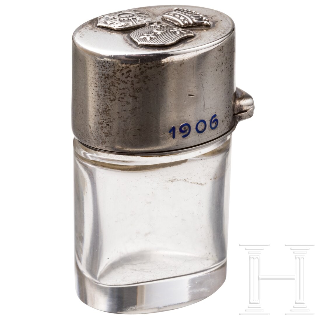 An Austrian silver-mounted scent bottle with coat of arms of the Hamilton family (Stefanie Augusta: An Austrian silver-mounted scent bottle with coat of arms of the Hamilton family (Stefanie Augusta Hamilton) and Karl von Wedel, Vienna, Georg Adam Scheid, dated 1906Farbloses, dickwandiges Glas. Silb