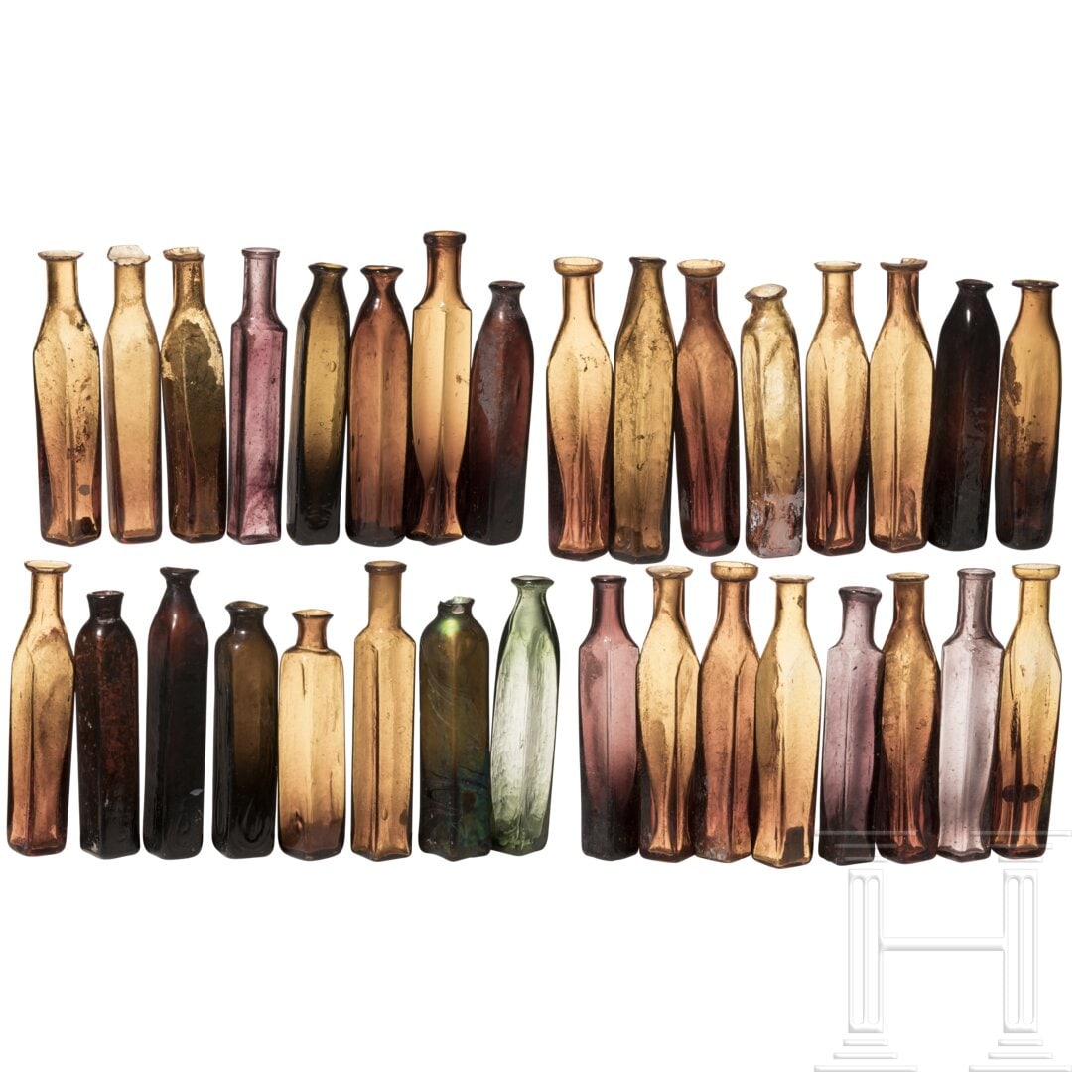 32 glass vials (flasks), 19th/20th century: 32 glass vials (flasks), 19th/20th century32 Phiolen aus meist bräunlichem Glas, zwei aus grünem Glas, eine davon irisiert. Teils bestoßen. Höhe 10,5 - 12 cm.Condition: III +Keywords: Medicine bot