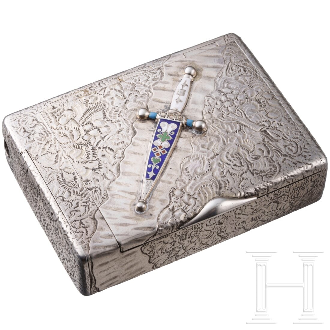A Russian silver cigarette case with enamel decor, St. Petersburg, Erik Kollin, circa 1890: A Russian silver cigarette case with enamel decor, St. Petersburg, Erik Kollin, circa 1890Silber, innen vergoldet. Rechteckiges Etui mit leicht abgerundeten Ecken. Rundum fein graviert. Seitliches Fac