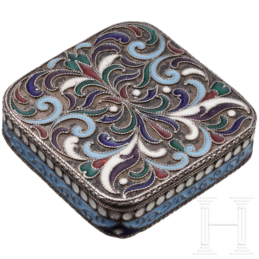 A Soviet silver and cloisonne-enamel pill box, circa 1930: A Soviet silver and cloisonne-enamel pill box, circa 1930Silber, innen vergoldet. Quadratisches Döschen mit abgerundeten Ecken. Der Scharnierdeckel mit bunten Emailleranken verziert. Die Seiten mit P