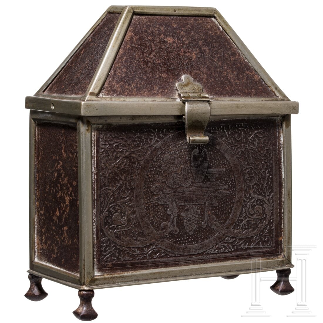 A french iron casket with etched decor, 19th century: A french iron casket with etched decor, 19th centuryRechteckiges Kästchen mit giebelförmigem Deckel auf vier eisernen Füßen. Die Kanten mit Leisten aus Neusilber verstärkt. Die eisernen Flächen 